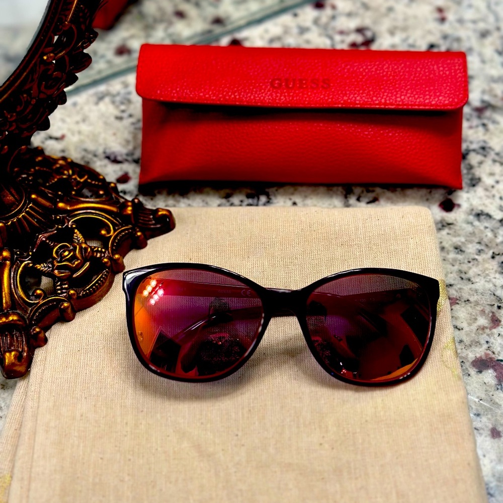 Guess sunglasses in pink!